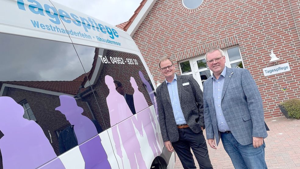 Rainer Helmers und Markus Hanekamp, Vorstände des Rhauderfehner Reilstifts, wissen, wie wichtig die Tagespflege für Angehörige ist. Foto: Janßen
