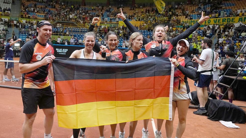 Das deutsche Tennis-Team feiert nach dem Sieg über Brasilien beim Billie Jean King Cup. Foto: Andre Penner/AP