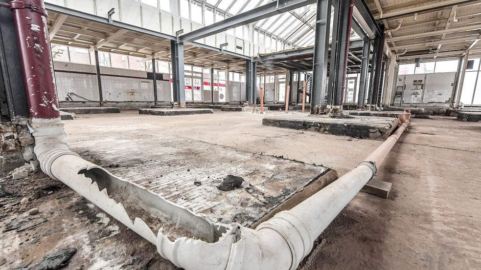 Die Entkernung der Markthalle war erforderlich, um Zugang zu Rohren und Leitungen zu erhalten. Die müssen komplett ausgetauscht werden.