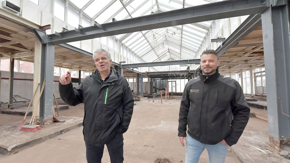 Gerhard Boekhoff (links) und Thomas Renken stellen die Planungen für die Markthalle vor.