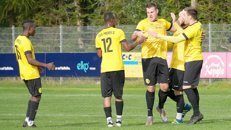 Henning Corell (Zweiter von links) traf mit einem gekonnten Heber zum 4:1-Endstand gegen Borssum.Foto: Helmut Vortanz