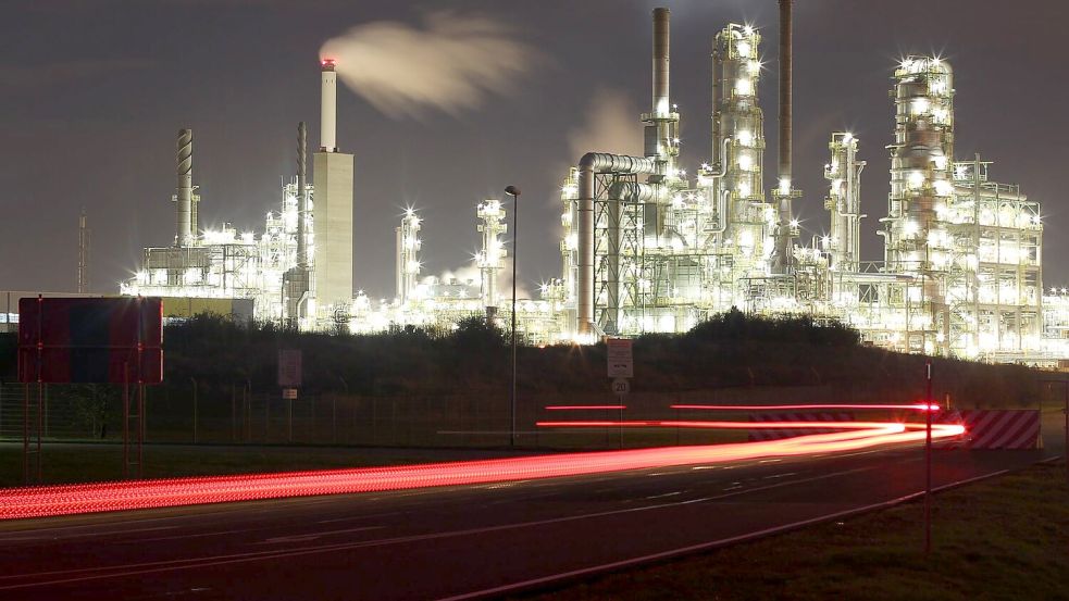 Erdölraffinerie bei Nacht: In fossile Energie wurde lange Zeit kaum noch investiert. Foto: Sebastian Willnow/dpa-Zentralbild/dpa-tmn