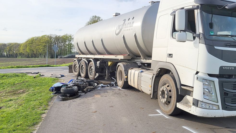 Tödlicher Unfall in Beesten: Das Motorrad wurde einige Meter mitgeschleift. Foto: Hermann Bojer