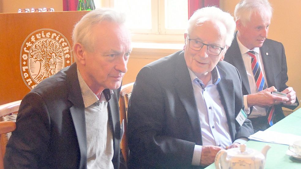 Dr. Rolf Bärenfänger (von links), von 2008 bis 2020 Landschaftsdirektor, und Helmut Collmann , von 2002 bis 2014 Landschaftspräsident, im Gespräch miteinander. Neben ihnen sitzt Thomas Weiss, Vorstandsvorsitzender der Brandkasse. Foto: Gerd-Arnold Ubben
