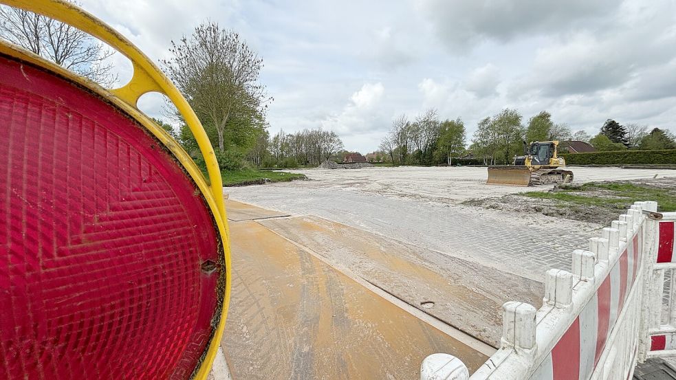 Blick auf die Baustelle: Direkt neben den Tennisplätzen wird derzeit alles für den künftigen Wohnmobilstellplatz vorbereitet. Foto: Christin Wetzel