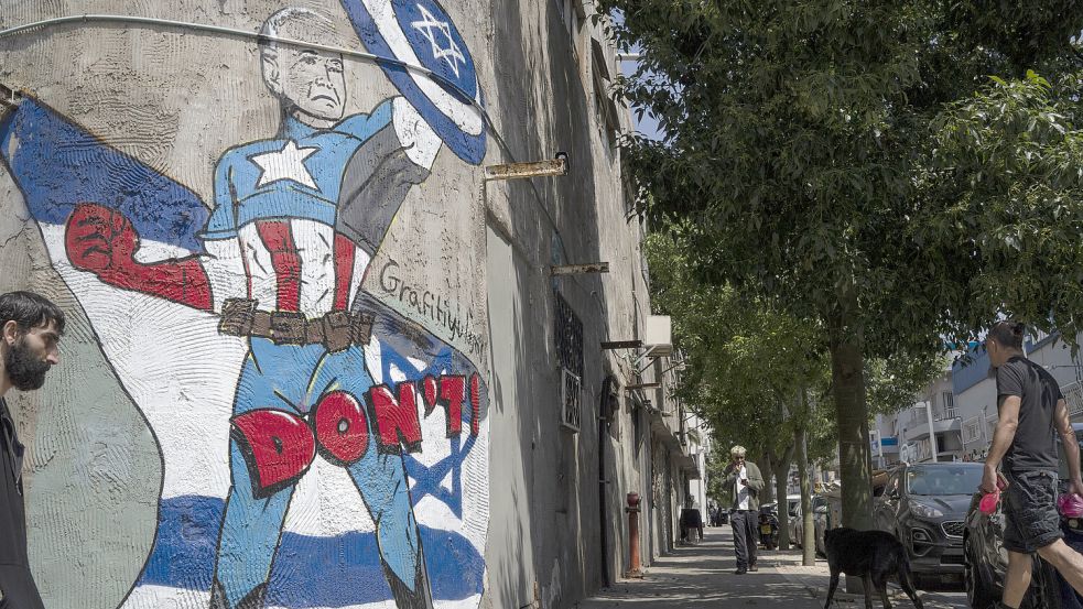 Graffiti in Tel Aviv: Ein Wandgemälde zeigt US-Präsident Biden als Superheld, der Israel verteidigt. Foto: picture alliance/dpa/AP/Leo Correa