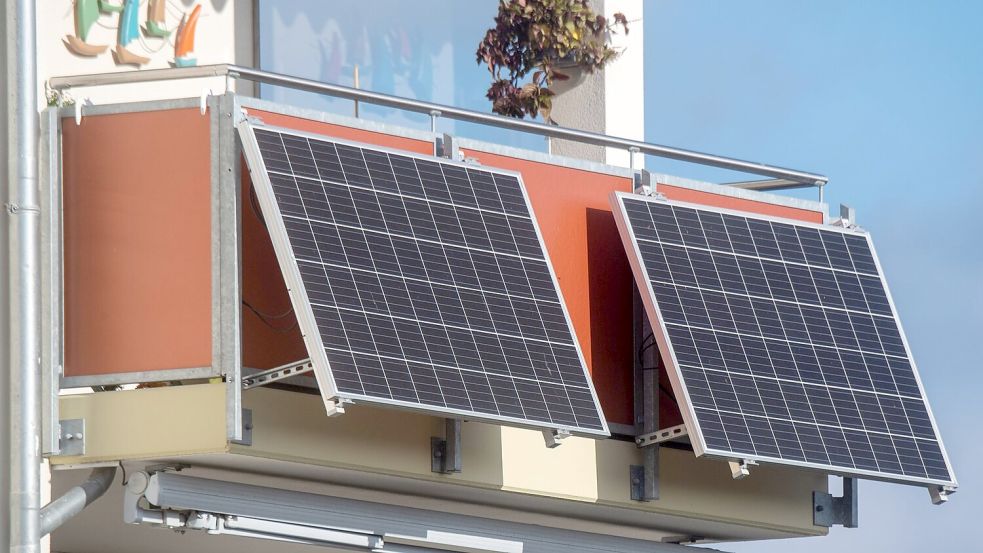 Mit Solarpaneelen am Balkon kann man eigenen Strom erzeugen. Foto: Stefan Sauer/dpa