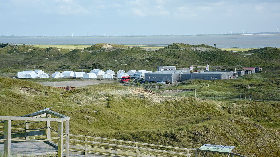 Mitten in den Norderneyer Dünen liegt das Zeltlager des Landkreises Aurich. Foto: Archiv