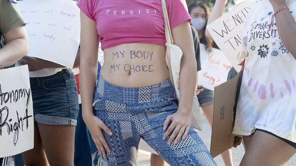„Mein Körper, meine Entscheidung“ steht auf dem Bauch dieser Frau. Foto: dpa/ZUMA/ Bob Daemmrich