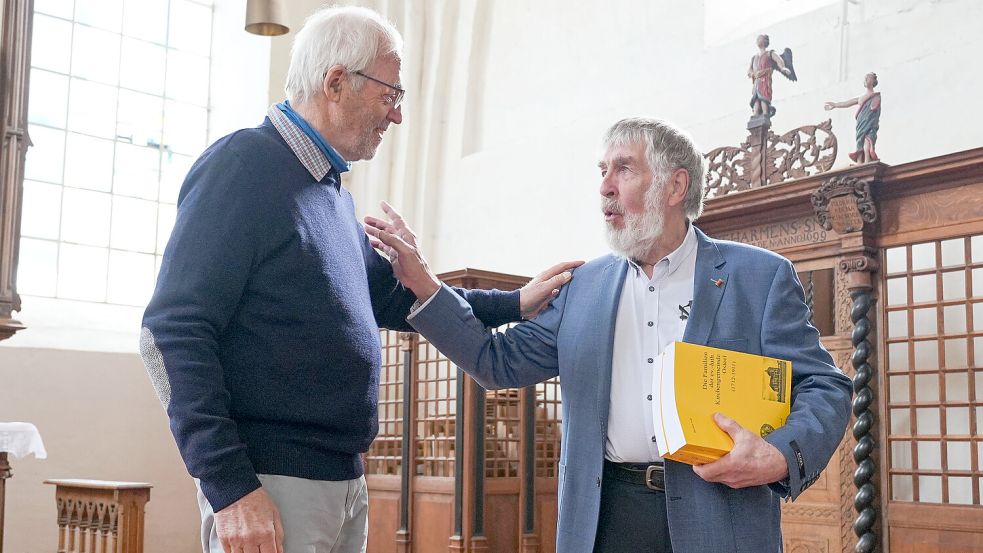 Als Erster erhielt Autor Theodor Voß (rechts) seine drei Bände vom UG-Vorsitzenden Helmut Fischer. Foto: Helmut Vortanz