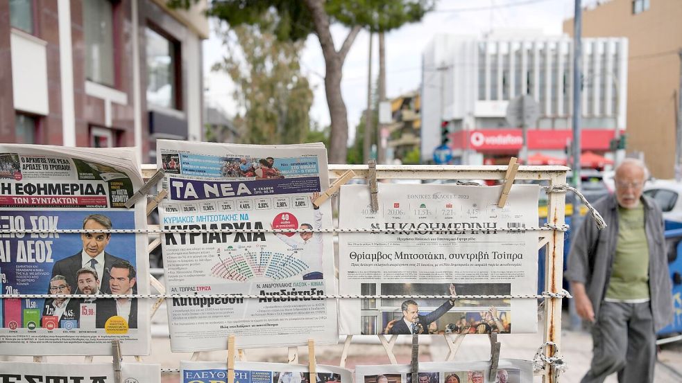 Zeitungen an einem Verkaufsstand in Athen. Foto: Thanassis Stavrakis/AP/dpa