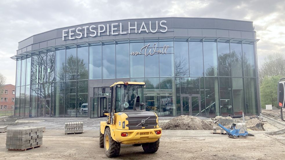 Zuletzt liefen noch Restarbeiten rund um das neue Emder „Festspielhaus am Wall“, das viele Ostfriesen noch als Neues Theater kennen. Das Gebäude wurde vollständig umgebaut.Foto: Aiko Recke