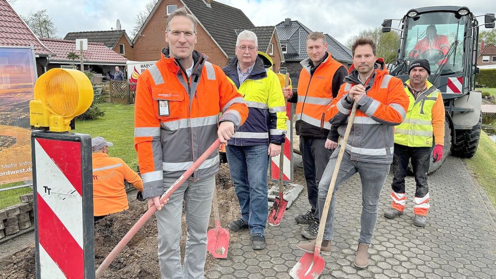 Sascha Zink (Glasfaser Nordwest, von links), Johann Albers (EWE Netz), Arno Lang (Tavan Tiefbau), Florian Nierke (Glasfaser Nordwest) und Ismet Tavan (Tavan Tiefbau) an der Baustelle am Meyerweg. Foto: Holger Janssen