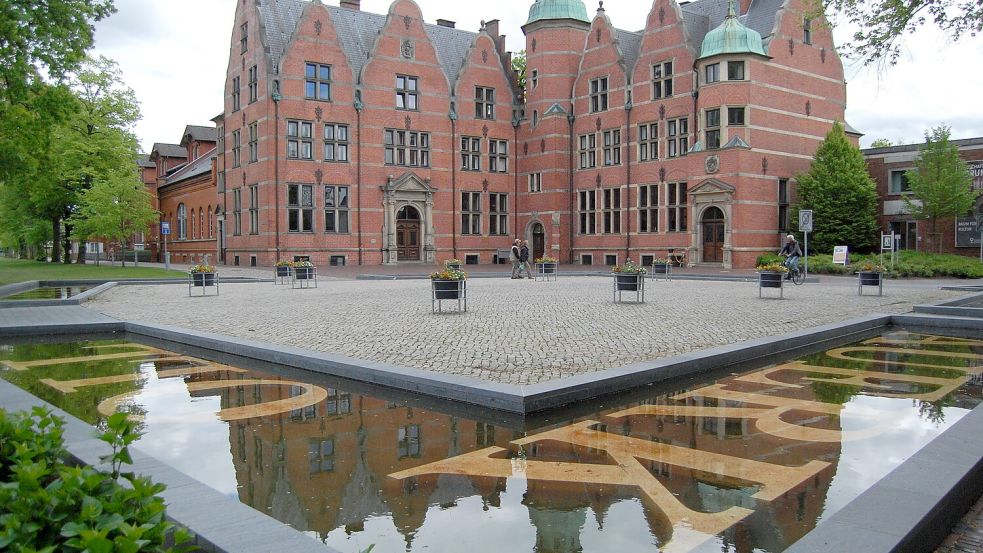 Als die Hafenbecken noch Wasser führten, waren sie eine hübsche Spiegelfläche für das imposante Gebäude der Landschaft. Foto: Archiv/Ortgies
