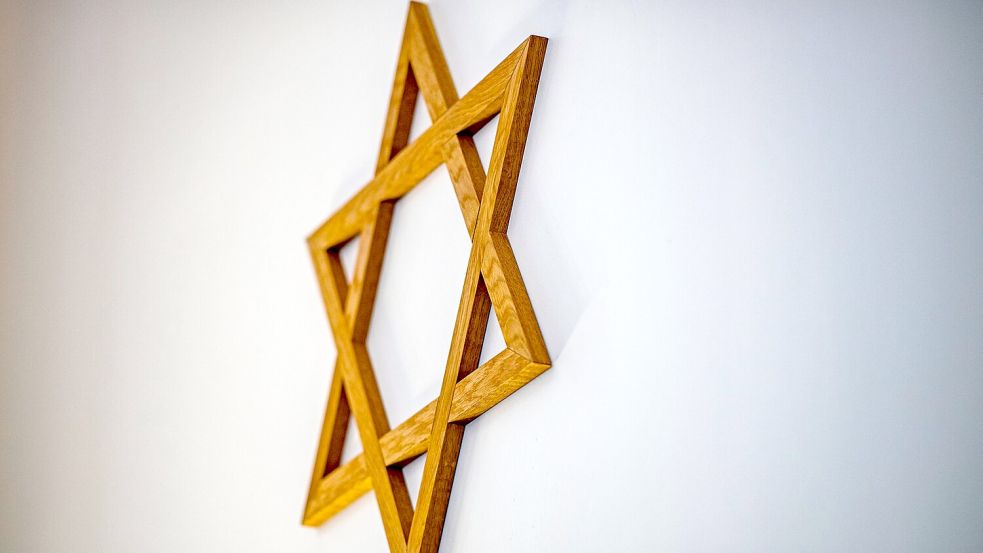 Ein Davidstern hängt an der Wand. „Man muss Antisemitismus sichtbar machen, um ihn bekämpfen zu können“, sagt die Antisemitismusbeauftragte der Europäischen Kommission, Katharina von Schnurbein. Foto: David Inderlied/dpa