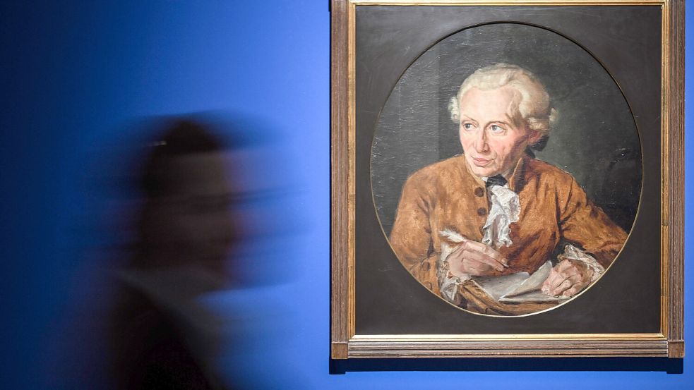 Eine Besucherin geht in der Ausstellung der Bonner Bundeskunsthalle an dem Bild „Immanuel Kant am Schreibtisch“ aus dem Jahr 1872 von Johannes Haydeck vorbei. Foto: picture-alliance/dpa