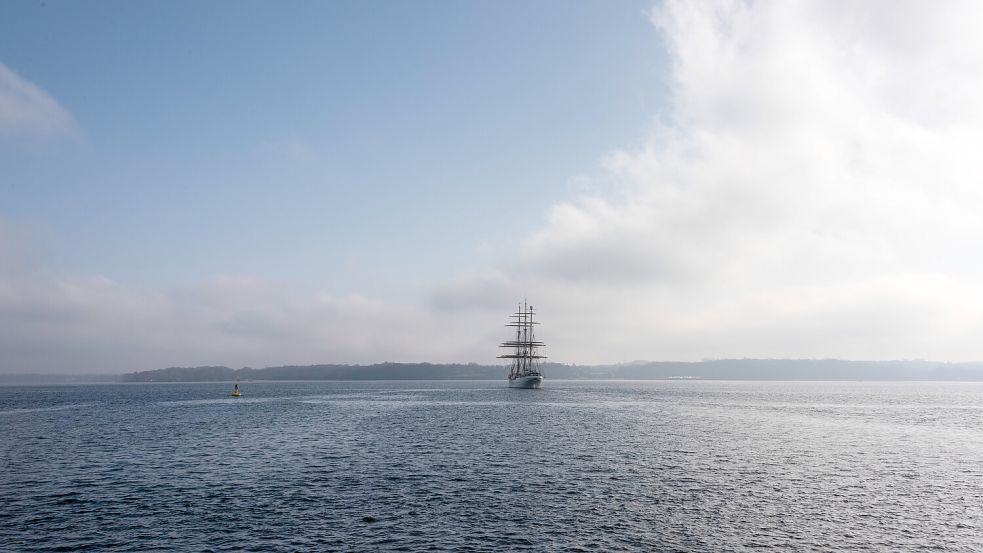 Längst schon wieder unterwegs: Die „Gorch Fock“ Anfang März auf dem Weg zur nächsten Ausbildungsreise. Foto: IMAGO/penofoto