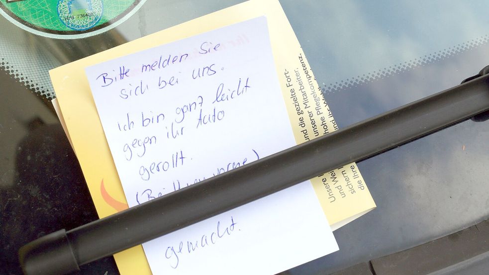 Schon ein Zettel am Auto reicht nach einem Unfall eigentlich nicht. In Marienhafe entfernte sich die Unfallfahrerin aber ohne jegliche Notiz. Foto: DPA
