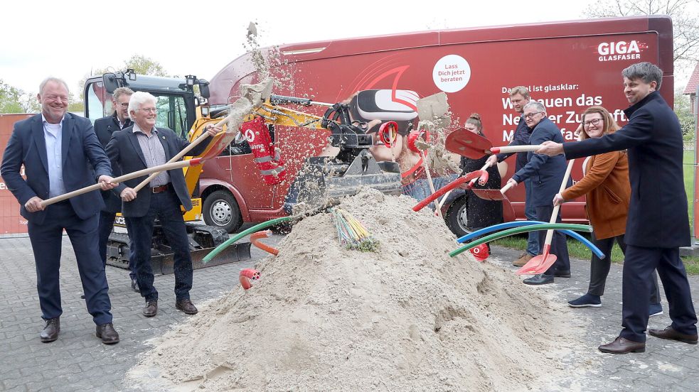 Vertreter des Landkreises Aurich, von Vodafone und beteiligten Baufirmen beim symbolischen Spatenstich am Mittwoch in Timmel. Foto: Romuald Banik