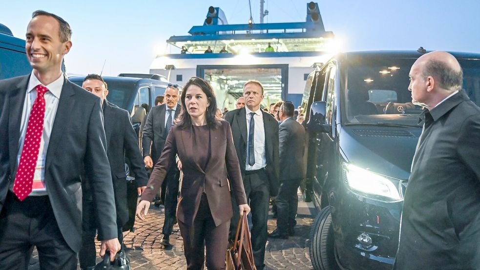 Von Israel nach Italien: Außenministerin Annalena Baerbock (M) kommt auf Capri mit der Fähre zu dem Treffen der G7-Außenminister an. Foto: Britta Pedersen/dpa