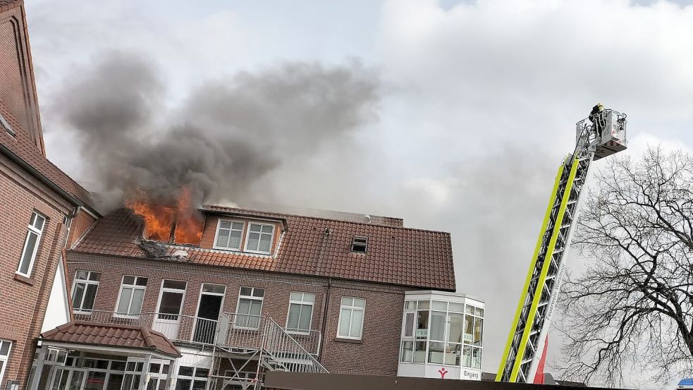 Im Dachgeschoss eines Mehrparteienhauses in Wiesmoor brennt es. Foto: privat