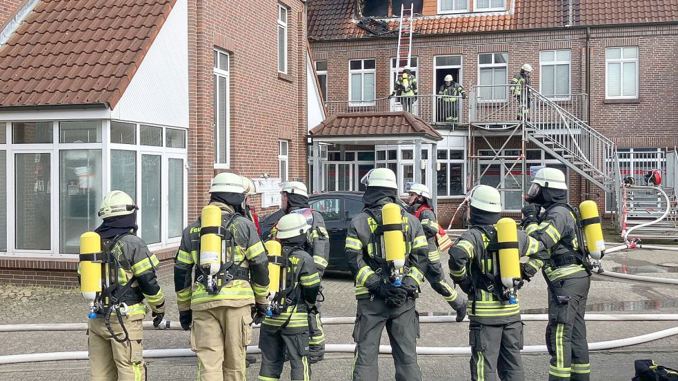 Die Feuerwehr bereitet sich auf den Einsatz im ehemaligen Fehn-Hotel vor. Foto: Ahrends