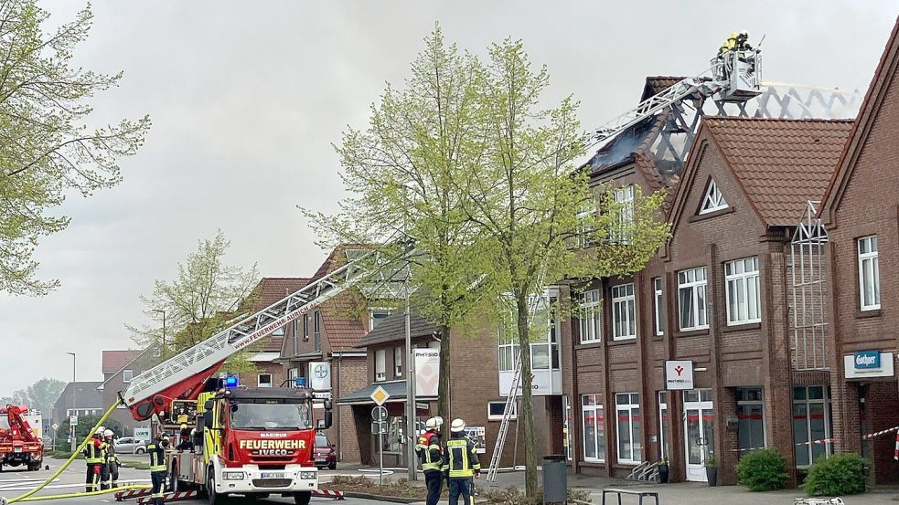 Das Dach ist durch den Brand zerstört worden. Foto: Ahrends