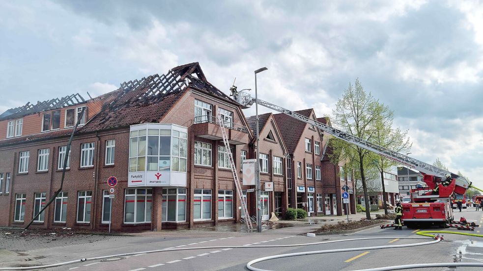 Das Dach des Mehrfamilienhauses wurde zerstört. Foto: Feuerwehr Wiesmoor