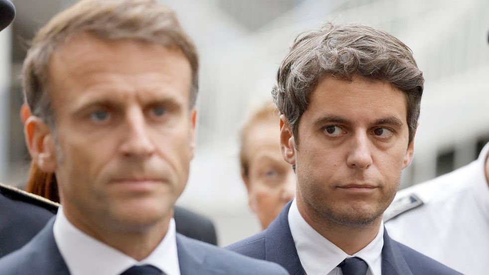 Große Haushaltslöcher setzen die Regierung von Macron (l) unter Druck - Attal (r) arbeitet an unpopulären kurzfristigen Sparmaßnahmen. Foto: Ludovic Marin/POOL AFP/AP/dpa