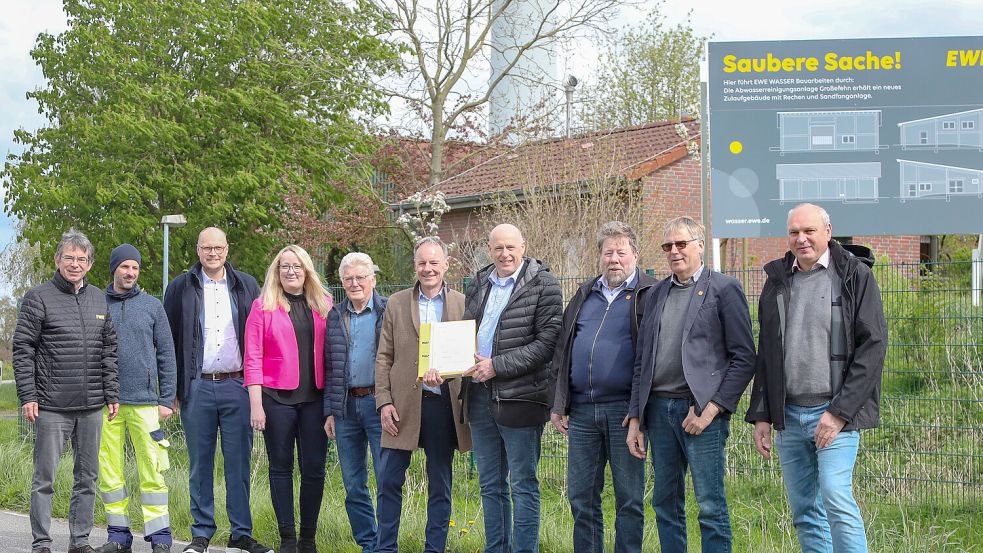 Ein Jahr lang wird es dauern, ehe der erste Bauabschnitt fertiggestellt ist. Den Startschuss gaben Vertreter von EWE und Fehntjer Politik. Foto: Romuald Banik