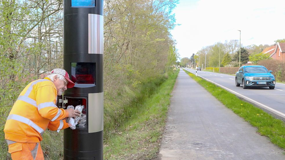 Mitarbeiter der Firma Inv Verkehrstechnik installierten den neuen „Superblitzer“ am Donnerstag in Westerende. Foto: Romuald Banik