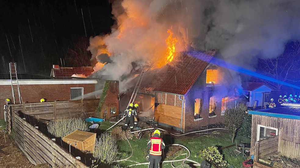 Das Haus am Mühlenloog in Upgant-Schott und ein Anbau fielen den Flammen zum Opfer. Ein weiterer rückwärtiger Anbau konnte gerettet werden. Foto: Feuerwehr