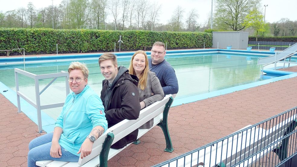 Die Mitarbeiter freuen sich auf die neue Badesaison: Carina Focken-Janssen (von links), Christian Maas, Kerstin Fleßner (Leitung Tourismus - Großefehn Tourismus GmbH) und Heiko Wiese. Foto: Wilfried Frerichs