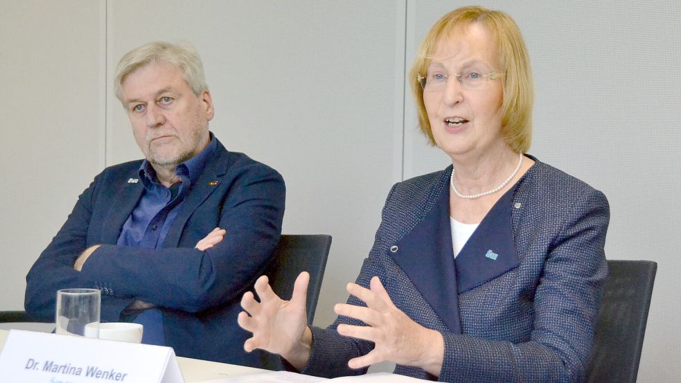 Die Präsidentin der Ärztekammer Niedersachsen, Dr. Martina Wenker, mit dem Vorsitzenden der Bezirksstelle Aurich, Dr. Jörg Weißmann. Foto: Aiko Recke