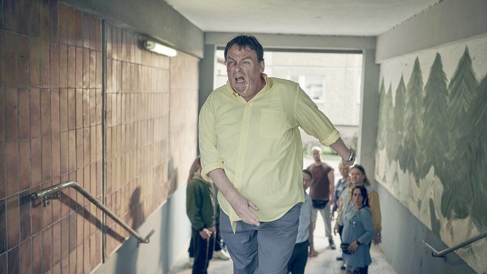 Lehrer Krein (Sascha Nathan) flüchtet vor einem wütenden Mob im zweiten Polizeiruf 110 „Der Dicke liebt“ mit Peter Kurth und Peter Schneider. Sonntag ab 20.15 Uhr im Ersten. Foto: © MDR/filmpool fiction/Felix Abraham