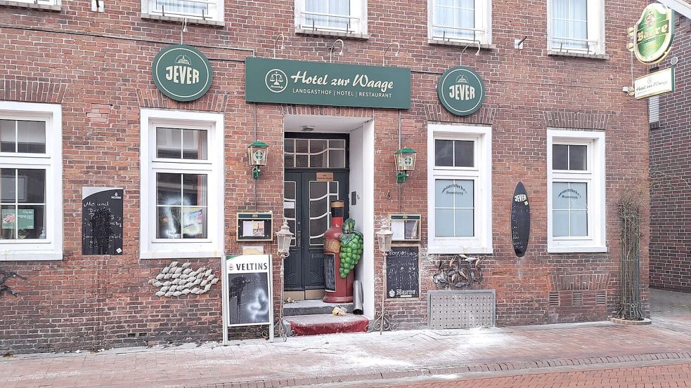 Vor dem Eingang lag Mehl, an den Fenstern haftete Farbe. Foto: privat