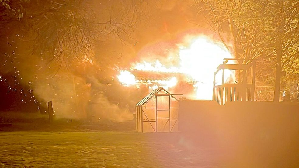 Lichterloh in Flammen stand am Donnerstag ein Schuppen in Spetzerfehn. Foto: Feuerwehr
