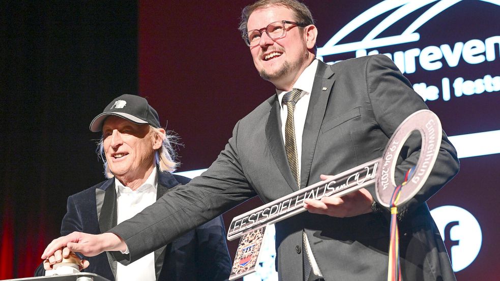 Komiker Otto Waalkes (links) und Emdens Oberbürgermeister Tim Kruithoff drückten gemeinsam den Startknopf für das neue Festspielhaus. Foto. DPA