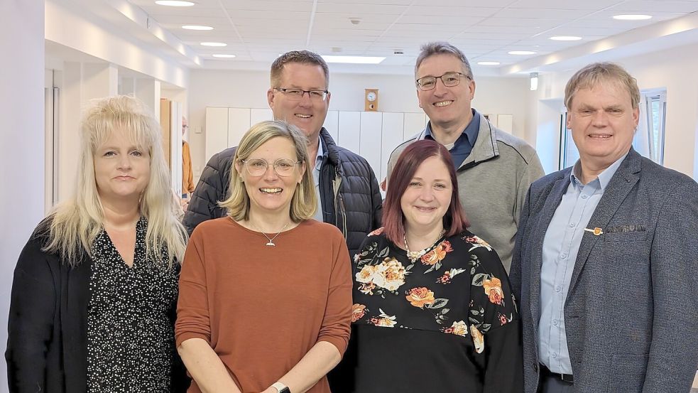 Marion Grüger-Janssen (Verwaltung, von links), Britta Suntken (Kita), Frank Süßen (Verwaltung), Nicole Janssen (Kita), Joachim Betten (Verwaltung) und Bürgermeister Thomas Erdwiens bei der offiziellen Übergabe. Foto: Martina Dirksen/Gemeindeverwaltung