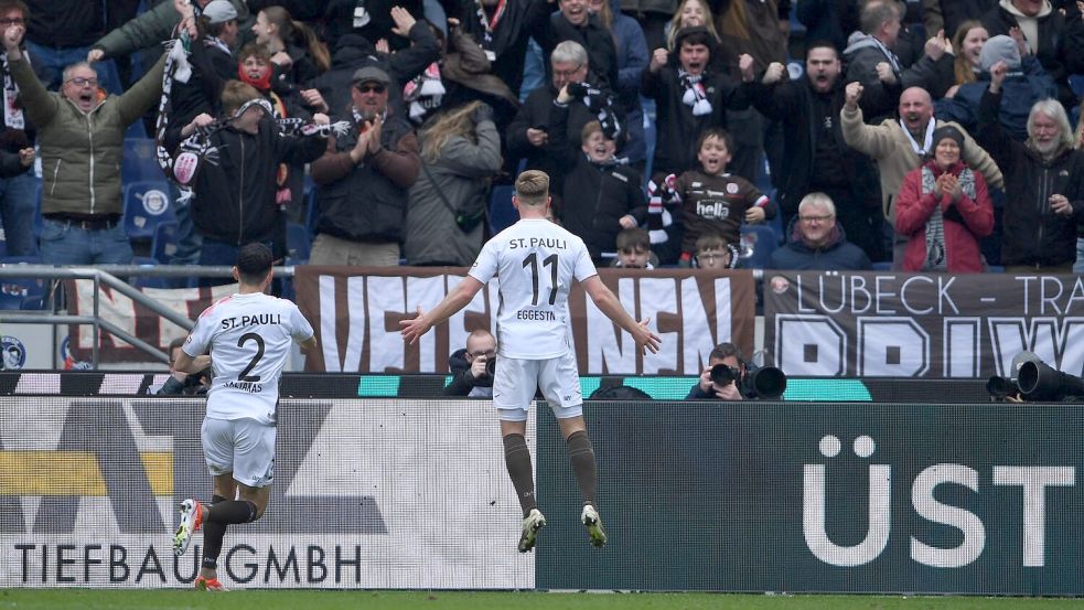 Der FC St. Pauli sicherte sich bei Hannover 96 drei wichtige Punkte im Kampf um den Bundesliga-Aufstieg. Foto: Swen Pförtner/dpa