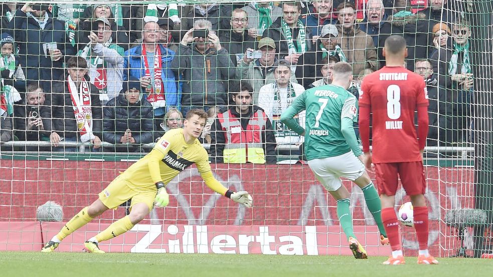 Bremens Marvin Ducksch (2.vl) verwandelt gegen Stuttgarts Torwart Alexander Nübel einen Elfmeter zum 1:0. Foto: Carmen Jaspersen/dpa