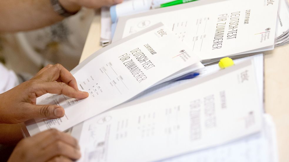 Kursteilnehmer haben ihre Zertifikate nach bestandenen Deutschtests für Zuwanderer erhalten. Foto: Sven Hoppe/DPA