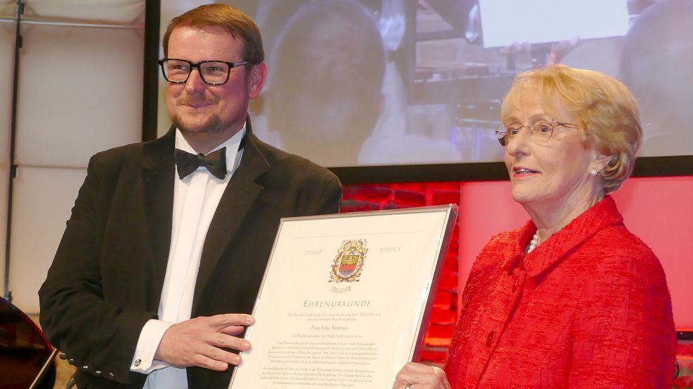 „Ihre engagierte Arbeit für das Allgemeinwohl verdient höchste Anerkennung und Respekt“, meinte Emdens Oberbürgermeister Tim Kruithoff bei der Übergabe der offiziellen Urkunde an Eske Nannen. Foto: Werner Jürgens