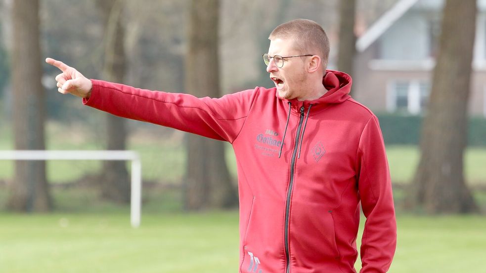 Klaus Hoofdmann bleibt mit Westerende nach dem wichtigen Sieg in Leezdorf im Titelrennen der Ostfrieslandklasse A.Foto: Wilfried Gronewold