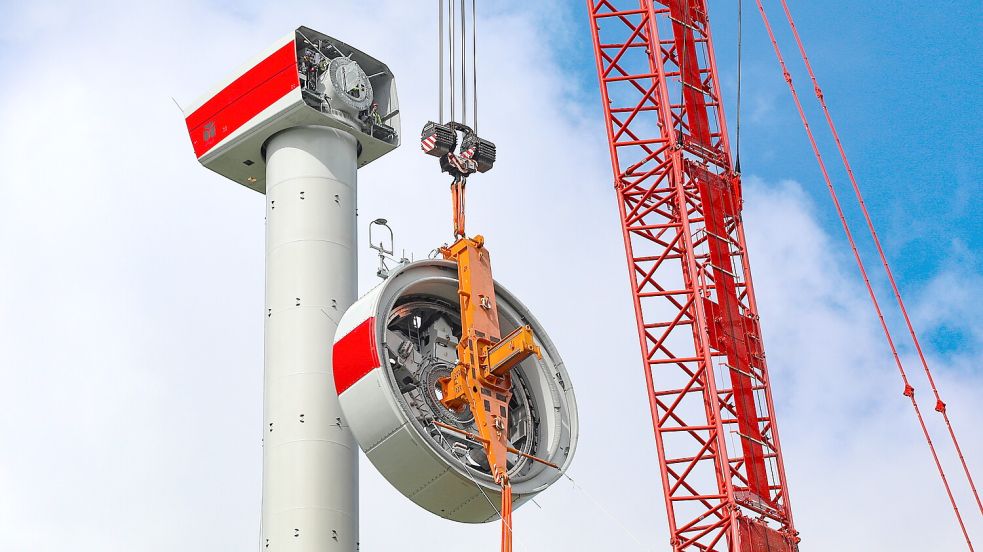 Am Donnerstag wurde die Gondel auf den Turm gesetzt. Foto: Romuald Banik