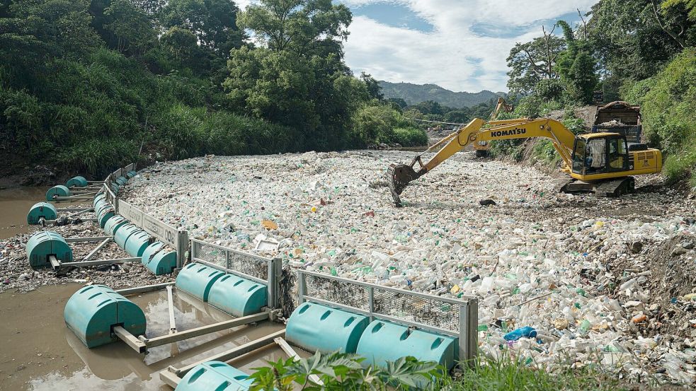 Die Organisation The Ocean Cleanup holt Müll aus dem Fluss Las Vacas in Guatemala. Foto: -/The Ocean Cleanup/dpa
