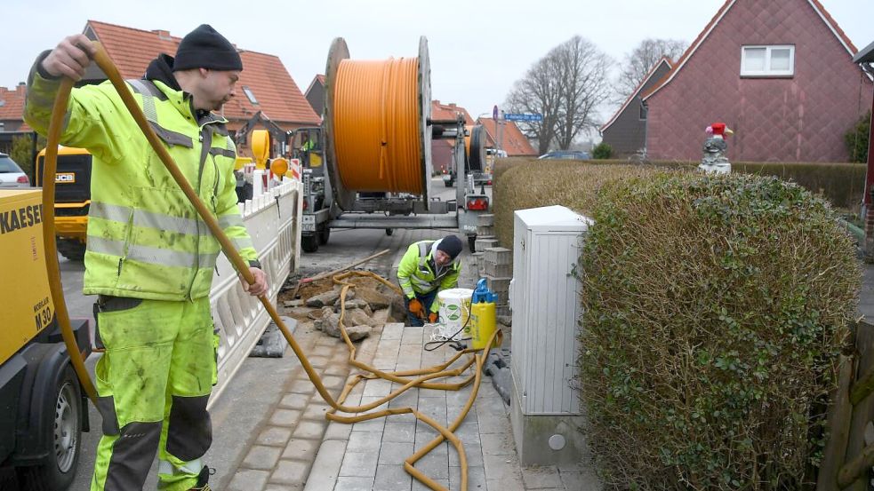 Dieses Foto aus Eckernförde in Schleswig-Holstein zeigt, wie es aussieht, wenn unter einem Gehweg Glasfaserkabel verlegt werden. Foto: Gernot Kühl