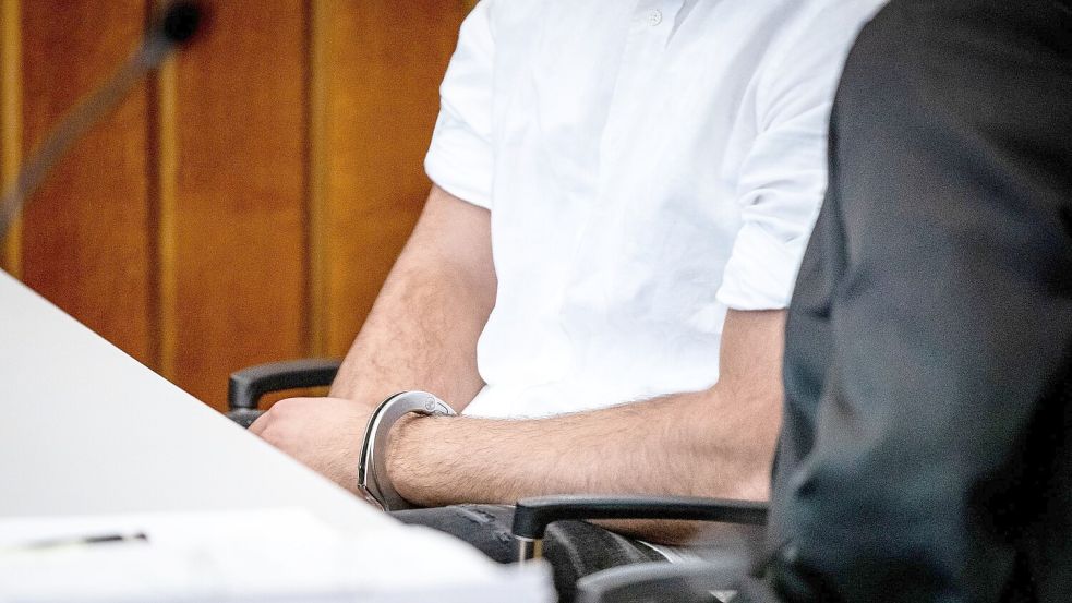 Der wegen Mordes angeklagte 21-jährige Mann muss für neun Jahre in Haft. Foto: Christoph Schmidt/dpa