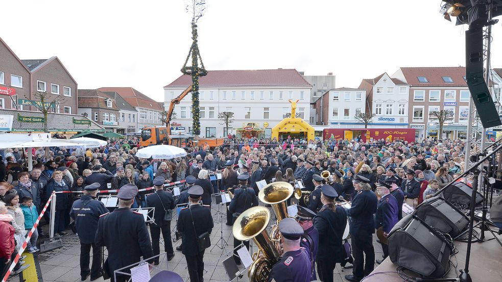 Das Aufstellen des Maibaums ist in Aurich immer groß zelebriert worden. Das Foto entstand bei einer Feier im Jahr 2016. Foto: Archiv