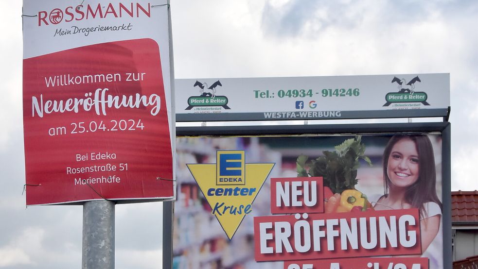 An mehreren Orten im Brookmerland wird Werbung für die neuen Läden gemacht. Foto: Thomas Dirks